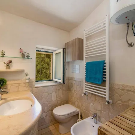 Angelo By オストゥーニ