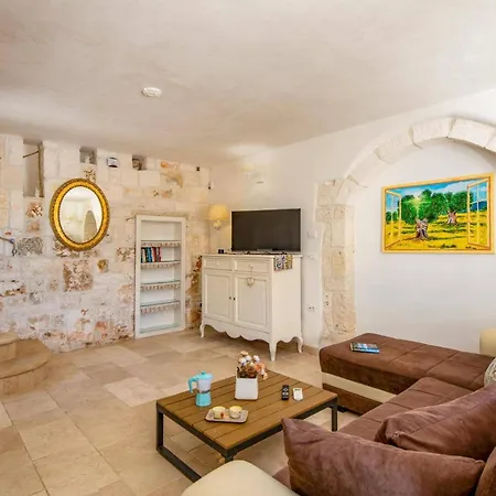 Angelo By オストゥーニ